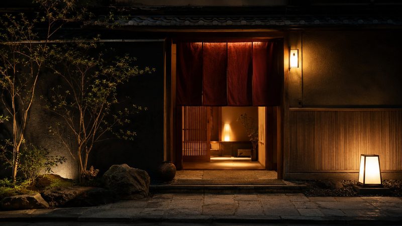 感謝ご飯 クラウドファンディングLPのキービジュアル(夜の和食店の朱色の暖簾)